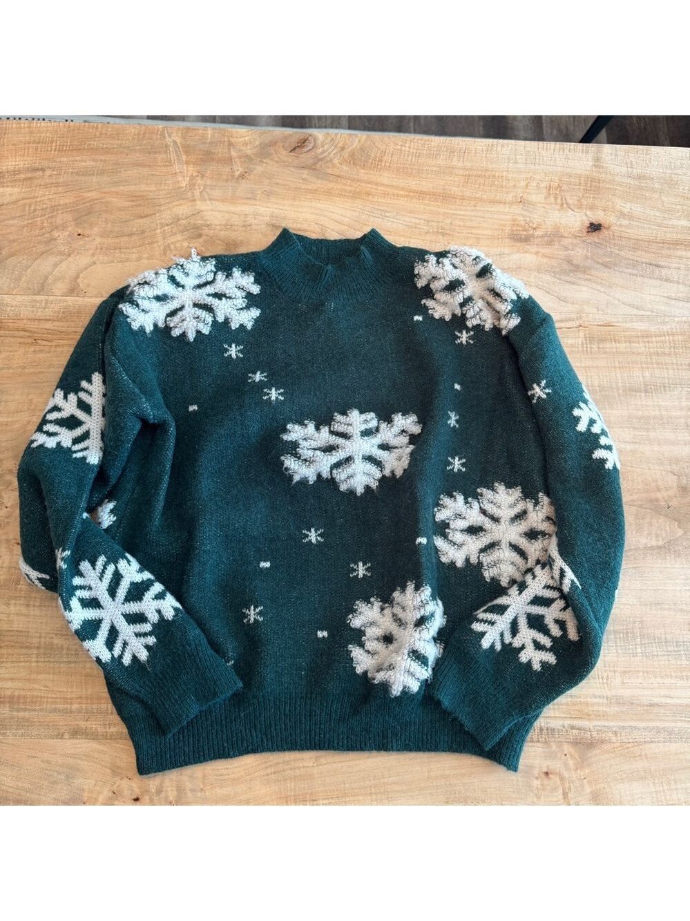 MOD Boutique green snowflake sweater size medium, polyester ,winter